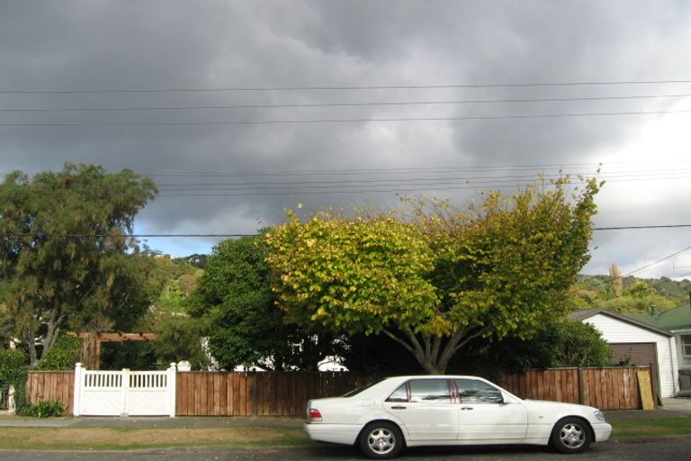 Photo of property in 5 Heretaunga Square, Silverstream, Upper Hutt, 5019