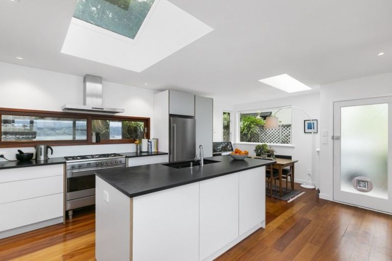 Photo of property in 11 Fortification Road, Karaka Bays, Wellington, 6022