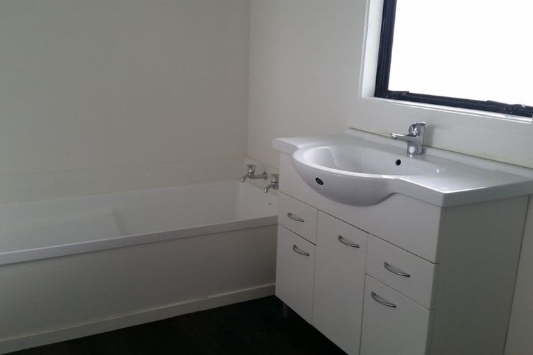 Photo of property in 57 Holmes Drive South, Massey, Auckland, 0614