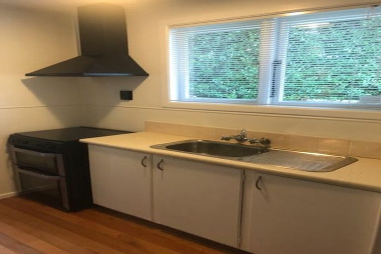 Photo of property in 33 Amberley Avenue, Te Atatu South, Auckland, 0610