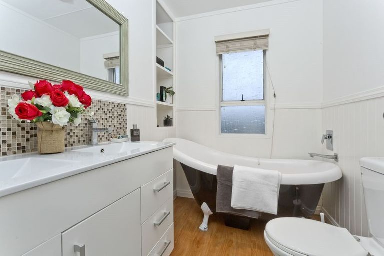 Photo of property in 59 Barbados Drive, Unsworth Heights, Auckland, 0632