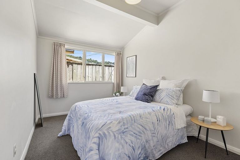 Photo of property in 137 Apu Crescent, Lyall Bay, Wellington, 6022