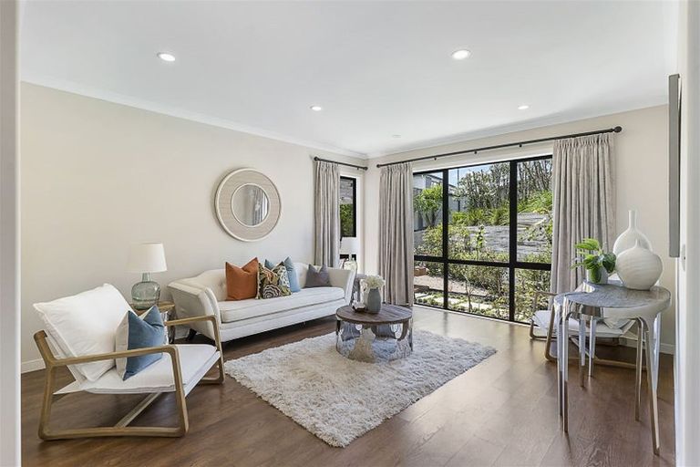 Photo of property in 97 Medallion Drive, Oteha, Auckland, 0632