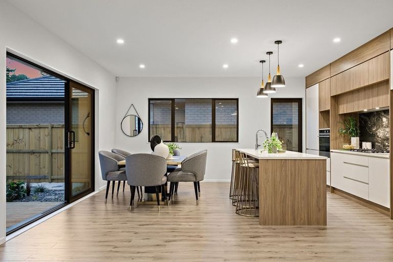 Photo of property in 18 Konoba Avenue, Kumeu, 0810