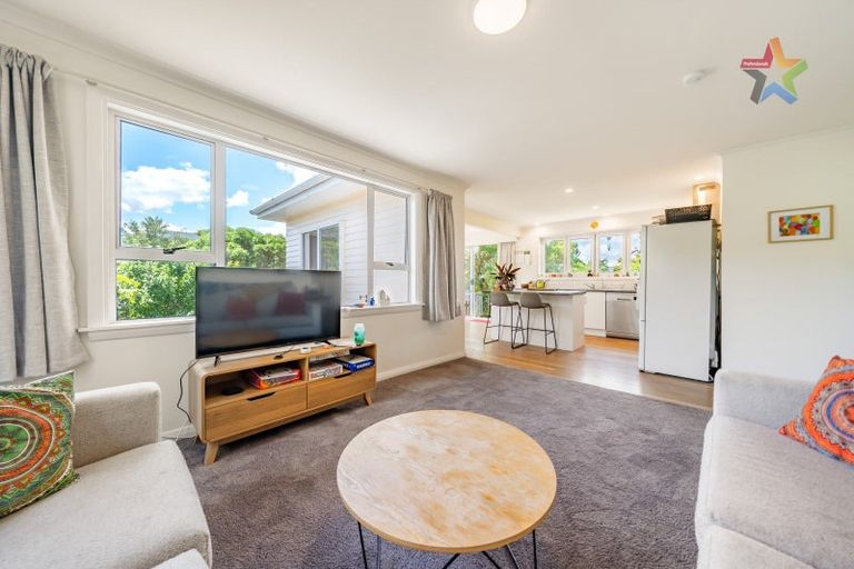 Photo of property in 4 Pekanga Road, Normandale, Lower Hutt, 5010
