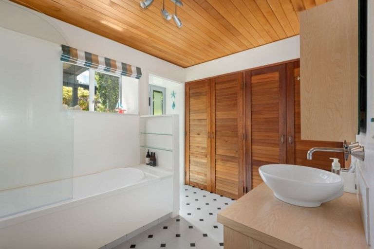 Photo of property in 10 Amelia Crescent, Waikawa, Picton, 7220