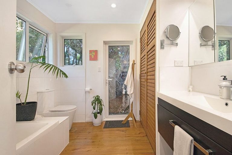 Photo of property in 80 Mountain Road, Henderson Valley, Auckland, 0612