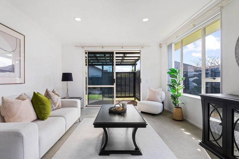 Photo of property in 11 Fernbrook Close, Burswood, Auckland, 2013