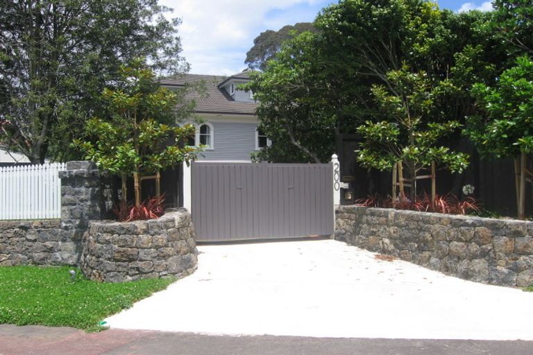Photo of property in 200 Green Lane West, Greenlane, Auckland, 1051