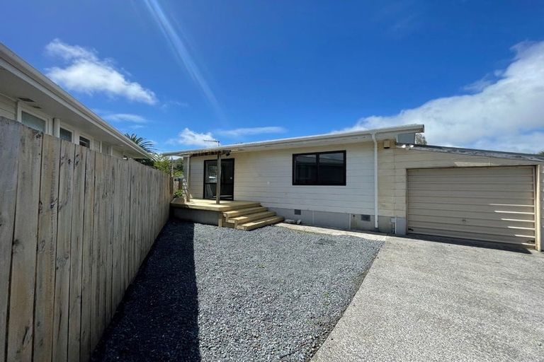 Photo of property in 35 Tarata Crescent, Mangere Bridge, Auckland, 2022