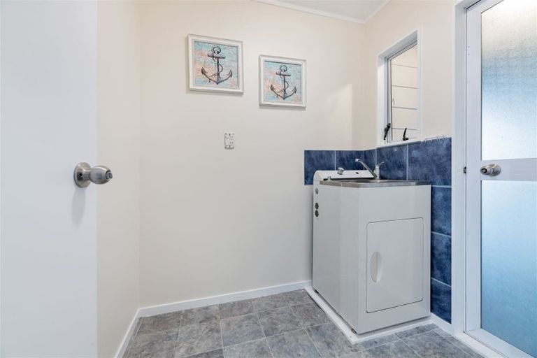 Photo of property in 43 Aldern Road, Massey, Auckland, 0614