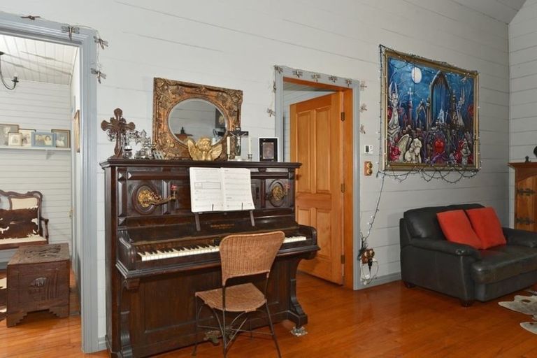 Photo of property in 305 Whananaki Road North, Opuawhanga, Hikurangi, 0181