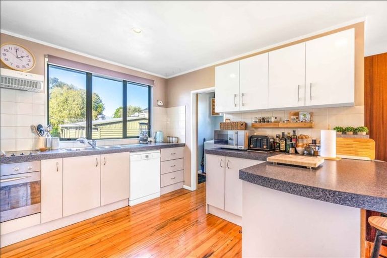 Photo of property in 44 Woodglen Road, Glen Eden, Auckland, 0602
