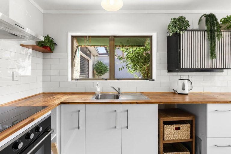 Photo of property in 2/2 Church Road, Taradale, Napier, 4112