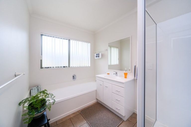 Photo of property in 63 Pacific Drive, Fitzherbert, Palmerston North, 4410