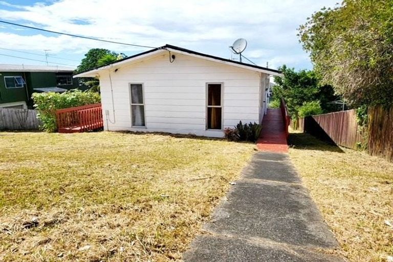 Photo of property in 779 East Coast Road, Northcross, Auckland, 0630