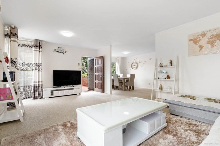 Photo of property in 10 Broadfield Street, Massey, Auckland, 0614