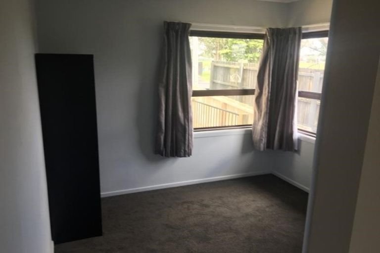 Photo of property in 21 Kirrie Avenue, Te Atatu South, Auckland, 0610