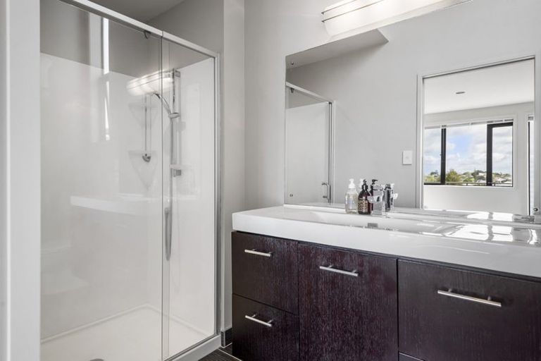 Photo of property in 1/20a Rawene Road, Birkenhead, Auckland, 0626