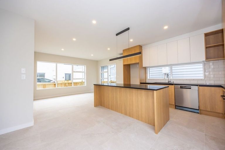 Photo of property in 34 Hellyers Street, Birkdale, Auckland, 0626