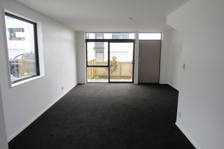 Photo of property in 3/15 Chivalry Road, Glenfield, Auckland, 0629