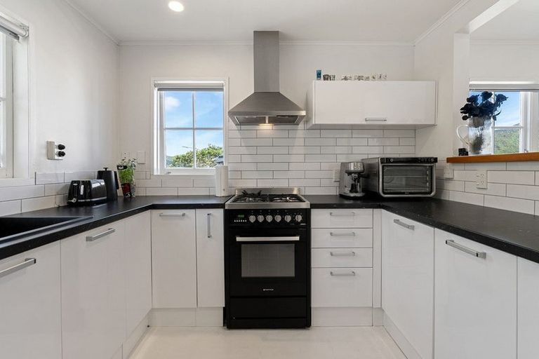 Photo of property in 24a Parklands Drive, Karori, Wellington, 6012