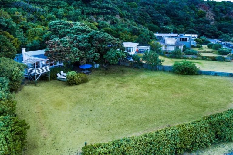 Photo of property in 64 Beach Valley Road, Piha, 0772