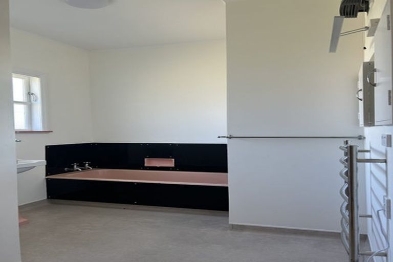 Photo of property in 16 Strathmore Avenue, Strathmore Park, Wellington, 6022