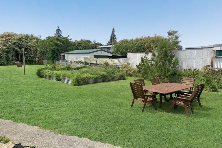 Photo of property in 15 Pratt Avenue, Foxton Beach, Foxton, 4815