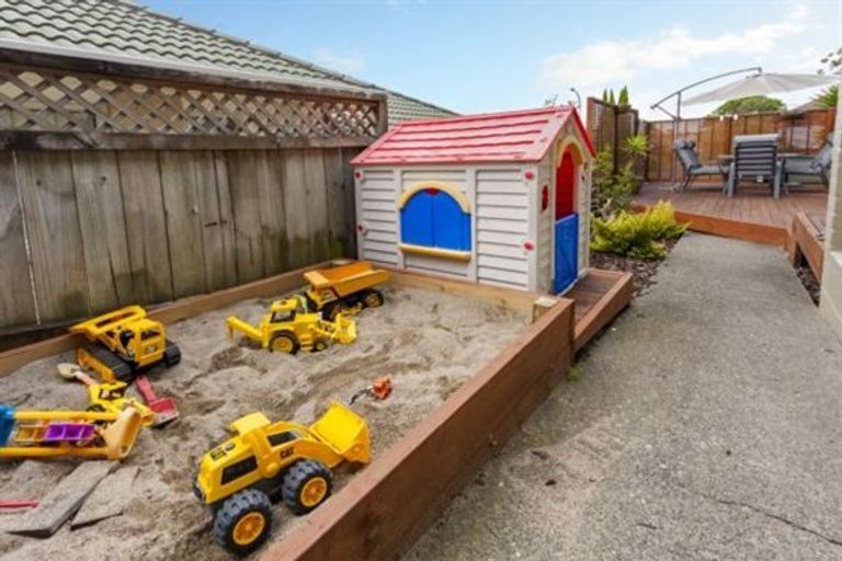 Photo of property in 1/19 Simmental Crescent, Somerville, Auckland, 2014