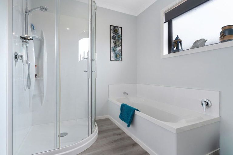 Photo of property in 10 Austin Reid Avenue, Carterton, 5713