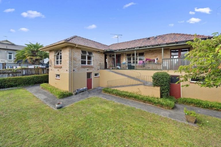Photo of property in 43 Cambridge Road, Hillcrest, Hamilton, 3216