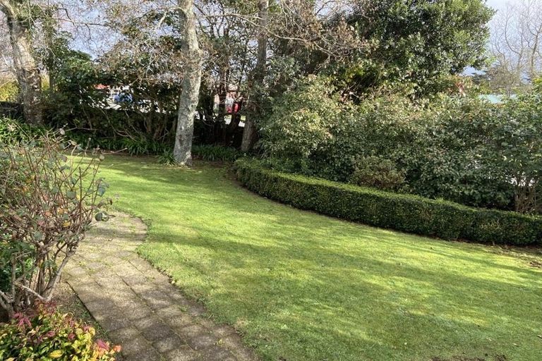 Photo of property in 1 Highlands Place, Highlands Park, New Plymouth, 4312