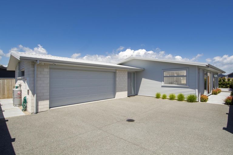 Photo of property in 16 Cassinia Close, Papamoa Beach, Papamoa, 3118