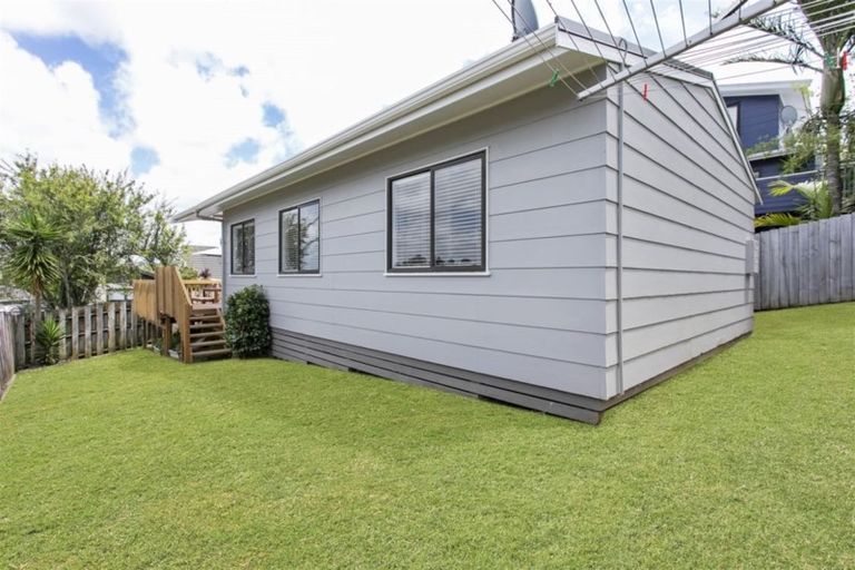 Photo of property in 1/10 Oreil Avenue, West Harbour, Auckland, 0618
