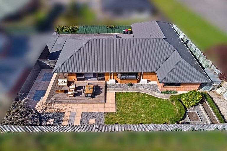 Photo of property in 2/7 Thicket Close, Redwood, Christchurch, 8051