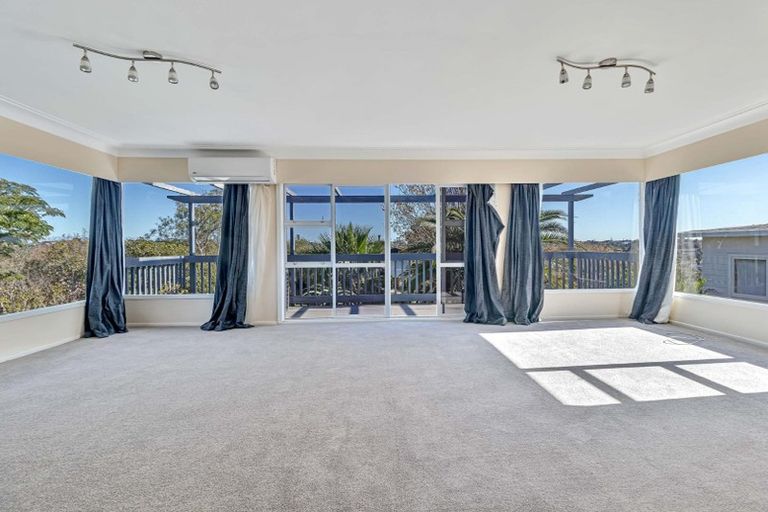 Photo of property in 15 Catalina Crescent, Forrest Hill, Auckland, 0620