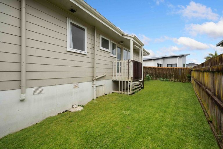 Photo of property in 2/17 Anglers Way, Wattle Downs, Auckland, 2102
