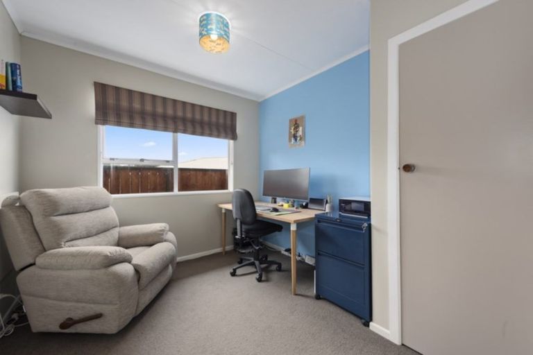 Photo of property in 17a Castle Crescent, Stokes Valley, Lower Hutt, 5019