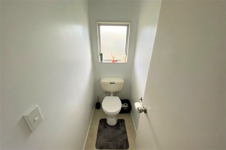 Photo of property in 5 Buisson Glade, West Harbour, Auckland, 0618