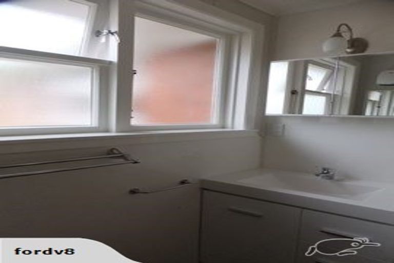 Photo of property in 39 Exeter Crescent, Takaro, Palmerston North, 4412