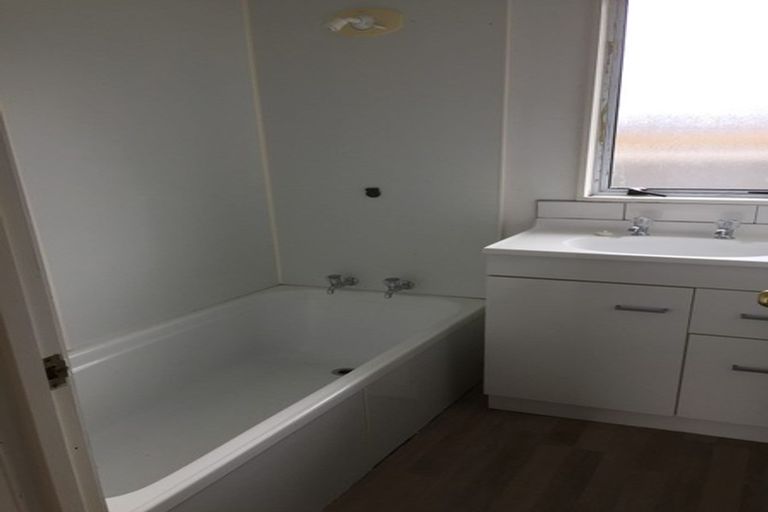 Photo of property in 2/17 Woodside Road, Massey, Auckland, 0614