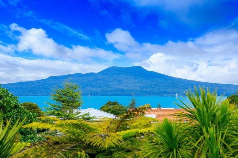 Photo of property in 88 Parr Terrace, Castor Bay, Auckland, 0620