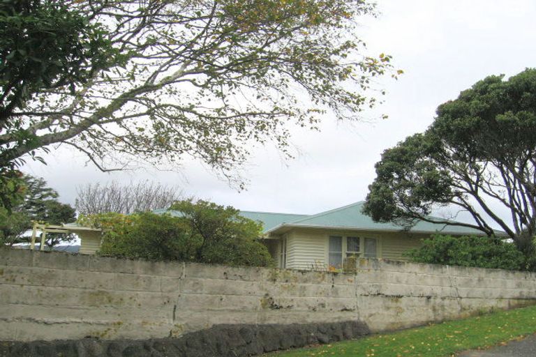Photo of property in 1 Tainui Terrace, Tawa, Wellington, 5028