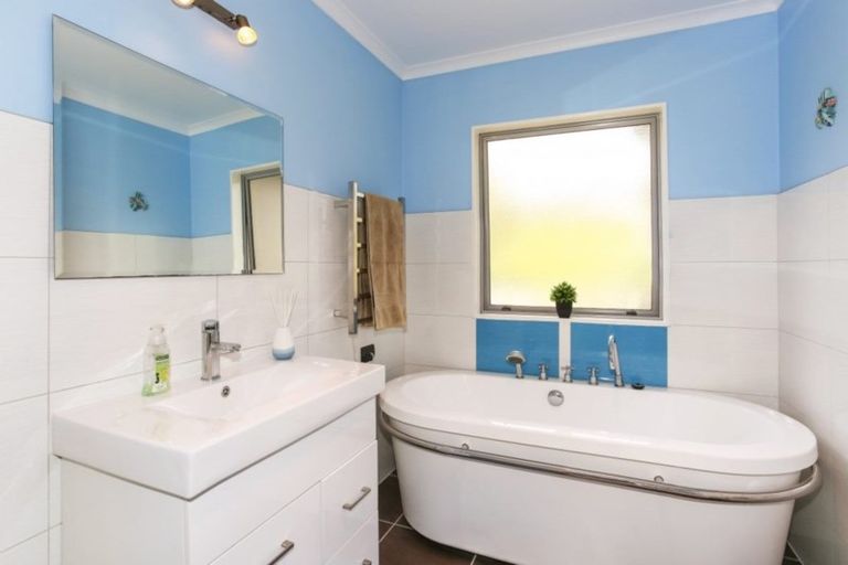 Photo of property in 36 Cape Vista Crescent, Pukekohe, 2120