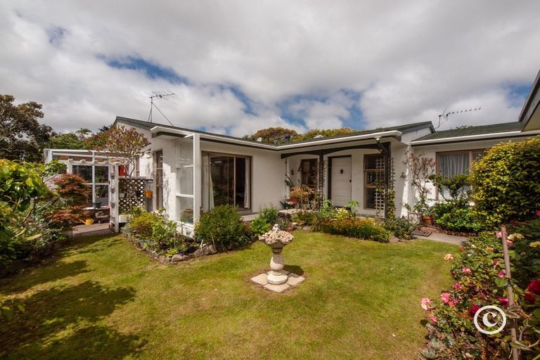 Photo of property in 100 Churton Drive, Churton Park, Wellington, 6037