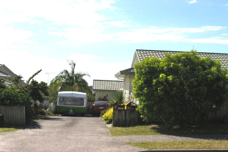 Photo of property in 2/13 Goldfinch Rise, Unsworth Heights, Auckland, 0632
