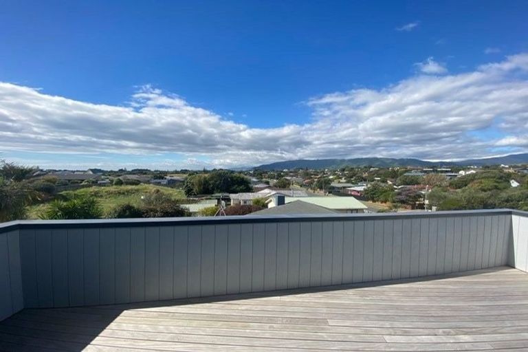 Photo of property in 115 Queens Road, Waikanae Beach, Waikanae, 5036
