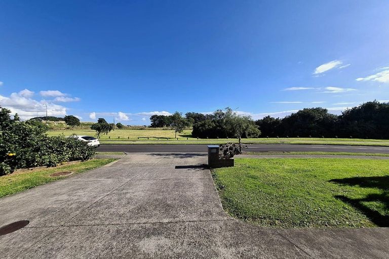Photo of property in 10 Iwinuku Crescent, Wattle Downs, Auckland, 2103