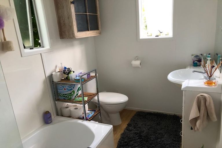 Photo of property in 1/32 Knightsbridge Drive, Forrest Hill, Auckland, 0620